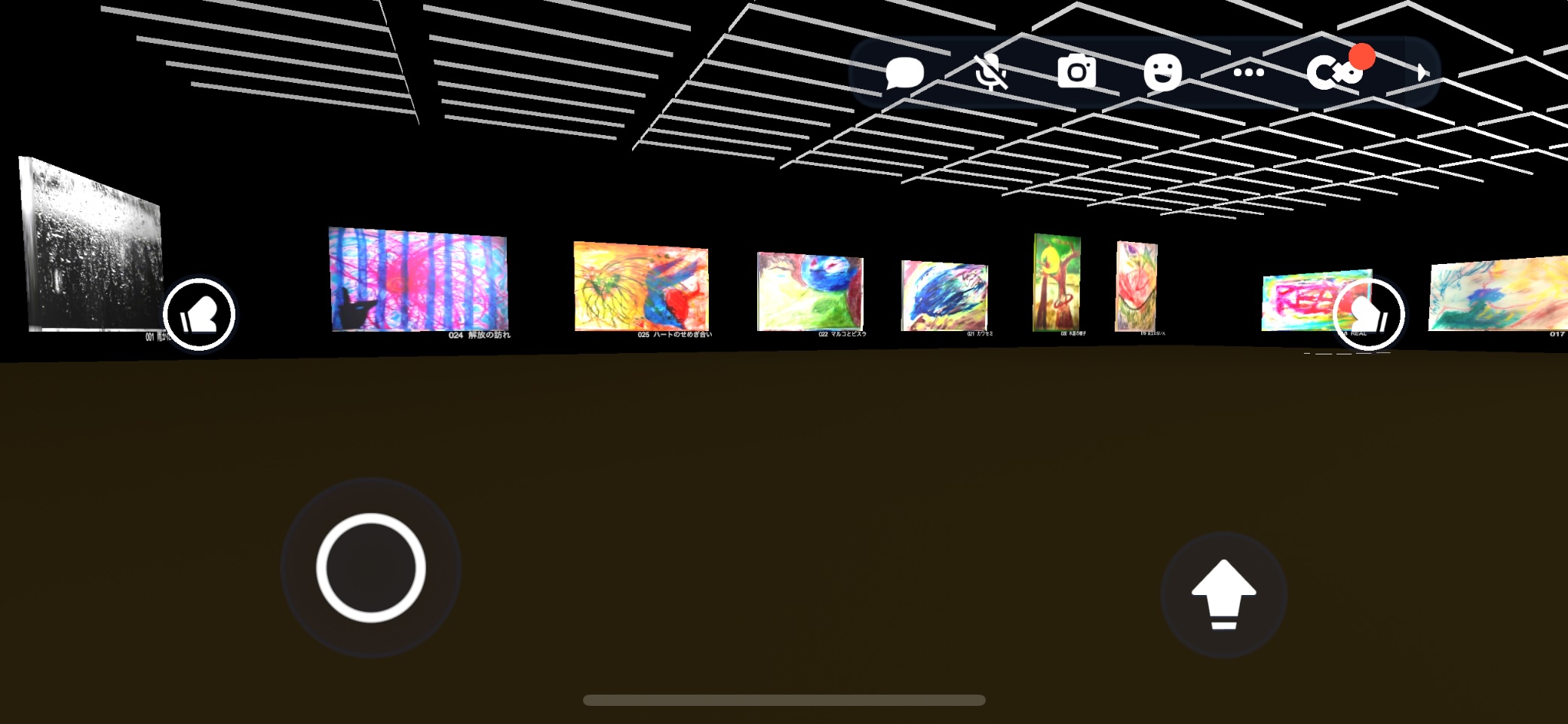 幻想的な青空の下に並ぶアート作品